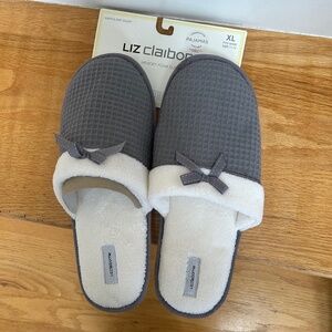LIZ CLAIBORNE gray slippers size XL